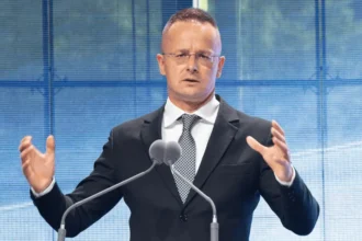 Szijjártó Péter külgazdasági és külügyminiszter hozza az akkumulátorgyárakat mintha nem lenne holnap