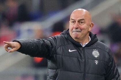 Sztanyiszlav Csercseszov az ftc korábbi vezetőedzője mutogat egy mérkőzésen fekete kabátban