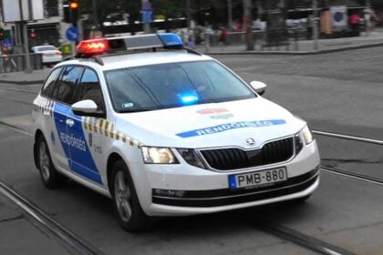 rendőrség járőrautó szirénázik