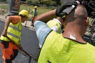 fizikai munkások betonoznak