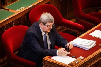 Tállai András a parlamentben pénztárcát néz