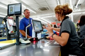 emberek a lidl boltjában. vásárlók és kasszás
