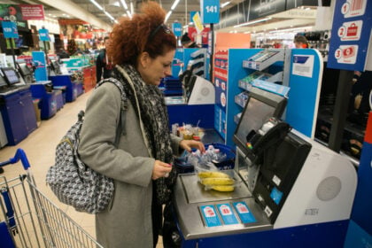 tesco vásárlás egy hölgy az önkiszolgáló kasszánál áll és fizet