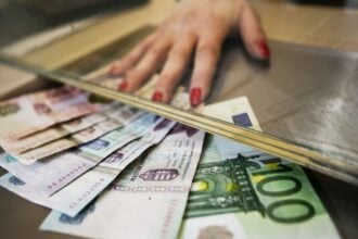 euró forint egy pénzváltónál egy női kéz fogja a pénzt