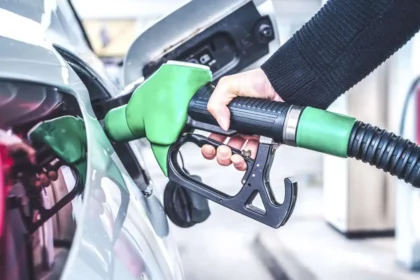 benzinkút tankolás üzemanyag töltőpisztoly autó