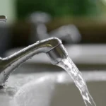 csapvíz folyik a csapból a kagylóba