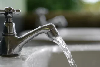 csapvíz folyik a csapból a kagylóba