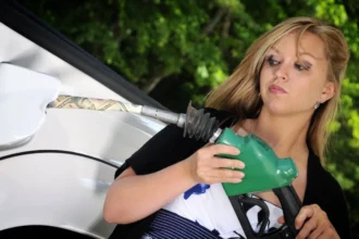 benzin nő tankolás