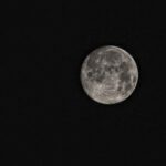 Hold bolygó a Földről nézve fekete háttérrel