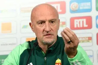 Marco Rossi zöld melegítőben mutogat