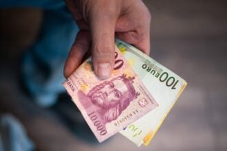 forint euró egy ember fogja a kezében a pénzt