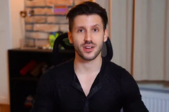 Dancsó Péter fekete indben sodálkozva néz fekete rövid hajjal