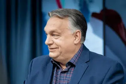 Miniszterelnöki Sajtóiroda által közreadott képen Orbán Viktor kormányfő interjút ad a Jó reggelt, Magyarország! című műsorban a Kossuth rádió óbudai stúdiójában