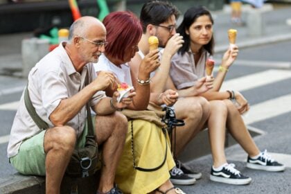 emberek ülnek és fagyiznak a hőségben