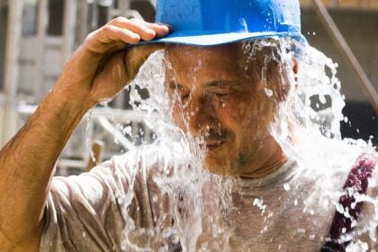 férfi kék sapka víz