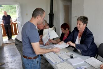 Egy férfi átveszi a szavazólapokat az önkormányzati, európai parlamenti (EP-) és nemzetiségi választásokon a 001. számú szavazókörben Debrétén 2024. június 9-én. A Nemzeti Választási Iroda adatai szerint a Borsod-Abaúj-Zemplén vármegyei település a legkisebb szavazókör: itt 15 választót várnak az önkormányzati választásra és 13-at az EP-választásra. MTI/Vajda János