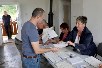 Egy férfi átveszi a szavazólapokat az önkormányzati, európai parlamenti (EP-) és nemzetiségi választásokon a 001. számú szavazókörben Debrétén 2024. június 9-én. A Nemzeti Választási Iroda adatai szerint a Borsod-Abaúj-Zemplén vármegyei település a legkisebb szavazókör: itt 15 választót várnak az önkormányzati választásra és 13-at az EP-választásra. MTI/Vajda János