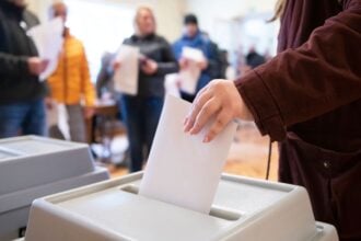 kormányablak emberek szavazás urna