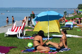 balaton strand emberek