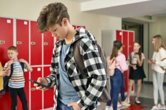 iskola gyerek telefon