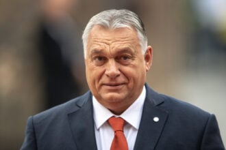 Orbán Viktor sötét zakóban mosolyog