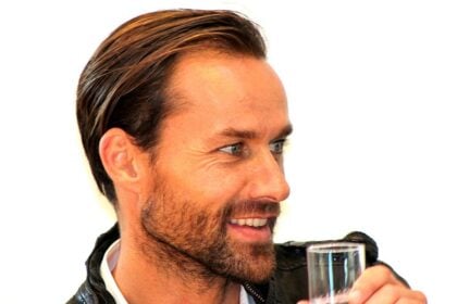 Sven Hannawald német olimpiai bajnok egy pohár itallal a kezében