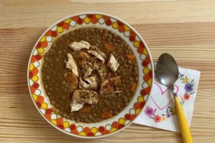 Olcsó étel lencsefőzelék csirkemell hagyományos tálalás