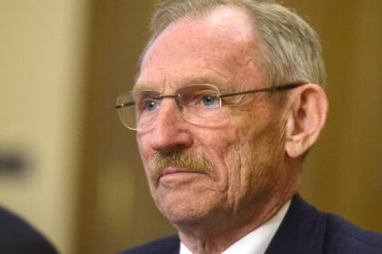 Pintér Sándor néz