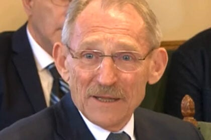 Pintér Sándor néz