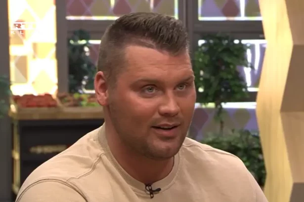 Dudás Miklós rövid hajjal világos pulóverben