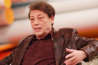 Fenyő Miklós ül és beszél