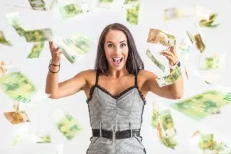 nő pénzeső bankjegyek a hölgy szürke ruhában van fekete övvel