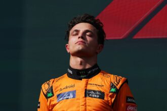 Lando Norris forma-1 pilóta sárga ruhában