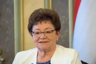 Müller Cecília világos blézerben, kicsit mosolyog