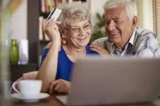 idős pár örül, nő kezében bankkártya