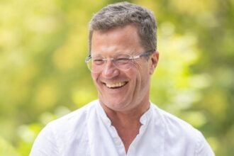 Stohl András szemüvegben nevet