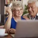 nyugdíjas pár örül a nyugdíj utalásnak