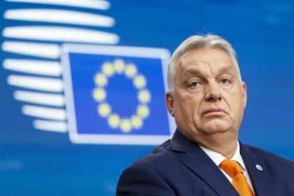 Orbán Viktor uniós zászló előtt