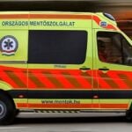 mentőautó balesethez siet
