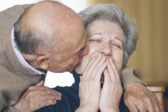 nyugdíjas úr puszil nyugdíjas hölgyet, aki nagyon örül ennek