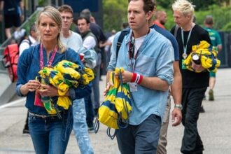 Vettel virágcsokorral a kezében sétál a Forma-1-es pályán