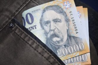 A háromoldalú, munkaadók-szakszervezetek-kormány közötti béremelési megállapodás szerint a minimálbér 2026. januárjától 13%-kal emelkedne, de a jelenlegi gazdasági helyzet miatt lehet, hogy ez az emelés 10%-os lesz.