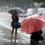 zivatar emberek eső esernyő