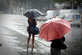 zivatar emberek eső esernyő