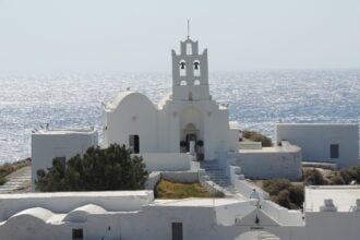 Szifnosz szigetén fehér kolostor, háttérben a kék tenger