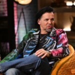 Fejes Tamás a Kincsvadászok Tv2-es műsor stúdiójában sárga fotelben ül