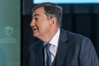 Mészáros Lőrinc nyakkendőben zakóban