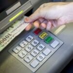 bankautomata ember kéz pénz