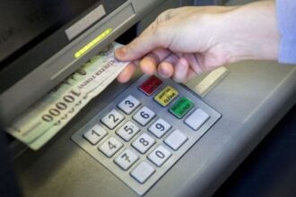 bankautomata ember kéz pénz