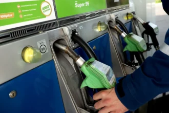 benzinkút tankolas töltőpisztoly kéz